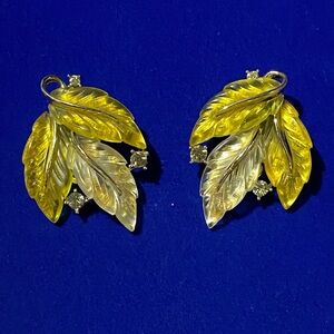 Vintage Lisner Yellow Lucite Leaf Clip Ons